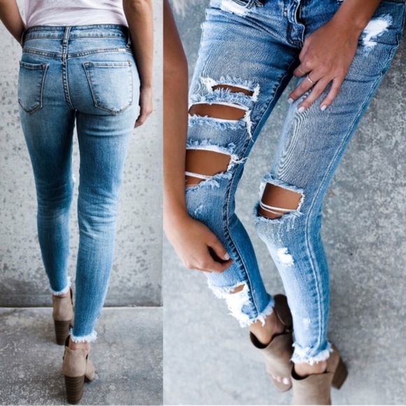 💥RESTOCKING💥 Light Washed Distressed Jeans - Picture 4 of 6